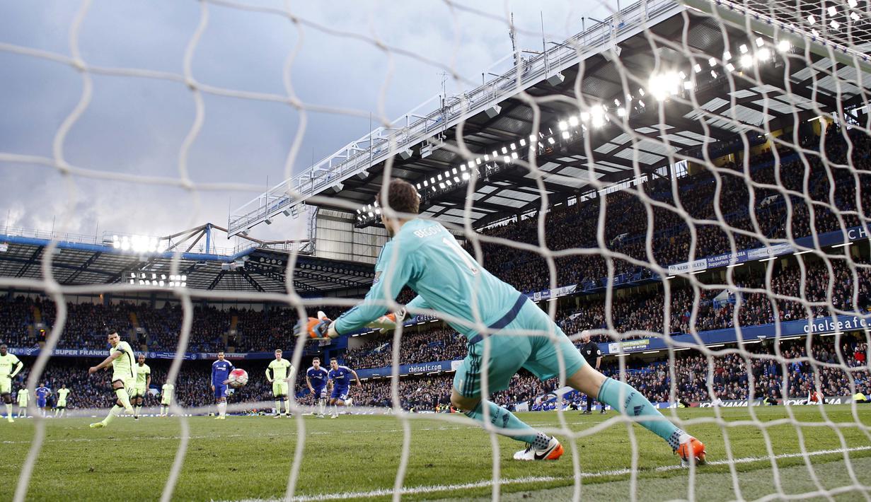 Pemain Manchester City, Sergio Aguero, mencetak gol dari titik putih saat melawan Chelsea pada lanjutan Liga Inggris di Stadion Stamford Bridge, London, Sabtu (16/4/2016). (AFP/Adrian Dennis)