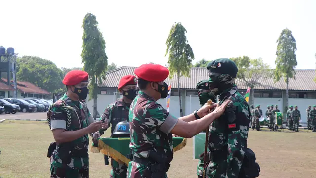 Komandan Pusat Pendidikan dan Pelatihan Pasukan Khusus Brigjen TNI Agus Sasmita menyematkan brevet raider kepada prajurit TNI yang lulus dalam latihan selama 63 hari di Pusdiklatpassus Cilacap. (Foto: Liputan6.com/Humas Pemkab Cilacap)