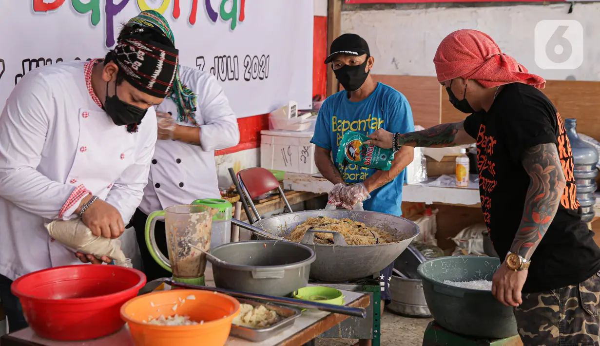 Relawan memasak makanan di dapur umum peduli COVID-19 di kawasan Karet Semanggi, Jakarta, Selasa (13/7/2021). Menurut keterangan relawan, dalam sehari dapur umum tersebut menghasilkan rata-rata 1.000 paket makanan. (Liputan6.com/Faizal Fanani)