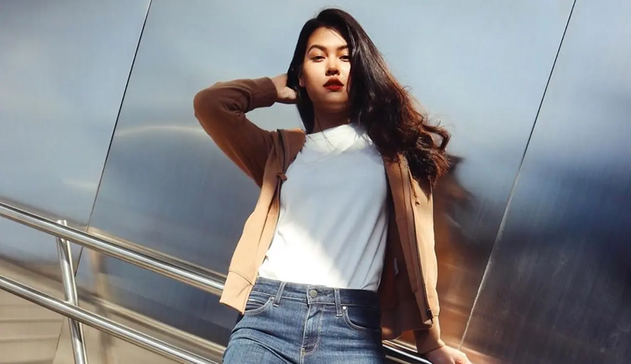 Wanita kelahiran 11 Agustus 1994 ini juga cukup sering terlihat menggunakan kaus berwarna putih. Penampilan sederhana dari aktris muda satu ini juga sering tuai pujian. (Liputan6.com/IG/@rebeccatamara)