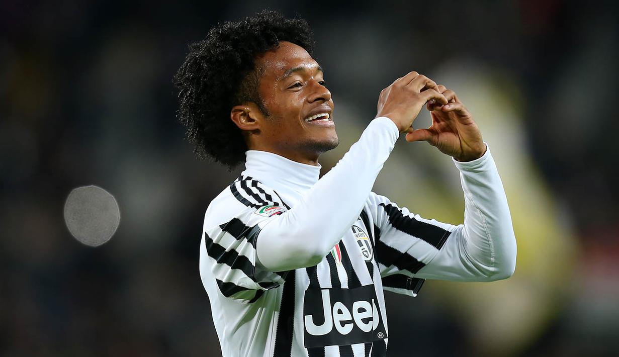 2. Juan Cuardrado, musim lalu dibuang pelatih Chelsea kala itu, Jose Mourinho ke Juventus karena gagal bersinar. Namun menurut Standart Sport, gelandang ini akan kembali ke London karena keinginan Antonio Conte. (AFP/Marco Bertorello)