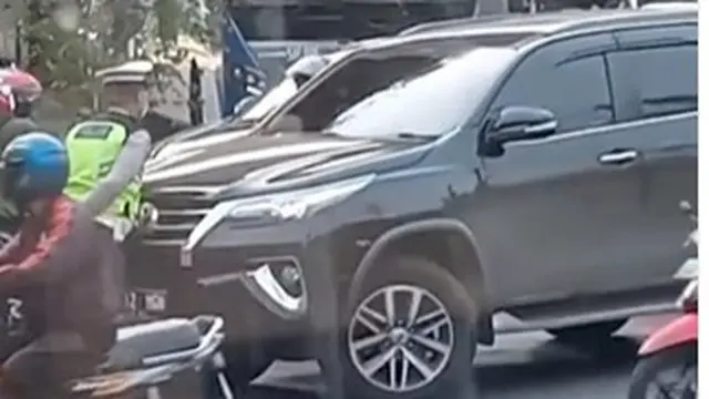 Pengemudi Toyota Fortuner menyeruduk anggota polisi saat bertugas mengatur arus lalu lintas di Traffic Light Cengkareng Barat, Jakarta Barat.