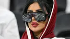 Seorang wanita pendukung Qatar mengenakan kaca mata hitam menghadiri pertandingan Grup A Piala Dunia Qatar 2022 antara Qatar dan Ekuador di Stadion Al-Bayt di Al Khor, utara Doha pada 20 November 2022. (AFP/Glyn Kirk)