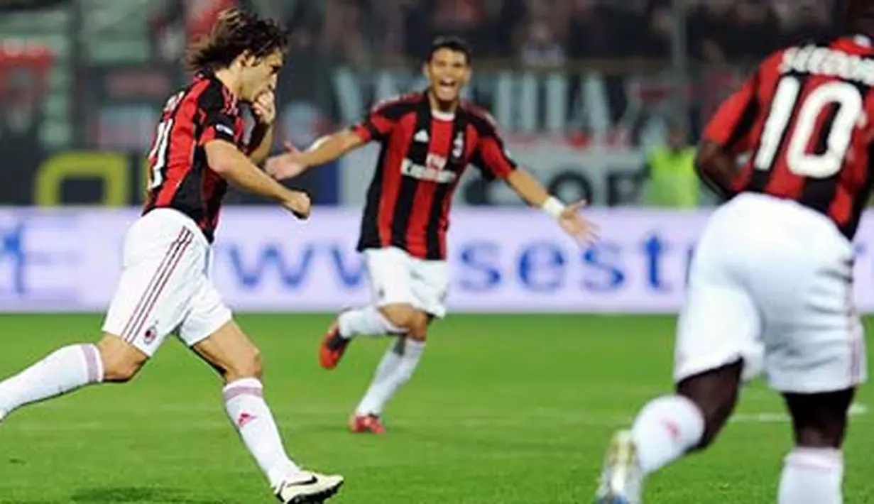 Kegembiraan Andrea Pirlo (paling kiri) seusai mencetak gol tunggal kemenangan AC Milan atas Parma pada partai Serie A di Stadio Ernio Tardini pada 2 Oktober 2010. AFP PHOTO/ALBERTO PIZZOLI