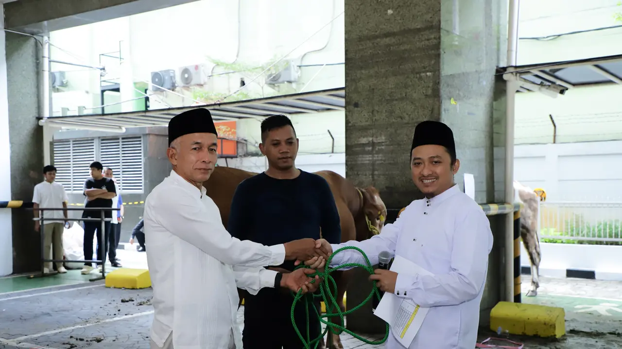 Menteri Kelautan dan Perikanan Sakti Wahyu Trenggono turut berkurban pada momen Hari Raya Idul Adha 1445 hijriyah kali ini.