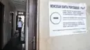 Anggota Lembaga Keswadayaan Masyarakat (LKM) mendisinfeksi kamar isolasi COVID-19 di RW 05 Kelurahan Kuningan Barat, Jakarta, Kamis (27/8/2020). Dengan adanya ruang isolasi tersebut diharapkan dapat mencegah penularan  COVID-19. (merdeka.com/Iqbal S. Nugroho)