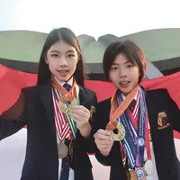 Mengenal Mischka Aoki dan Devon Kei, anak desainer langganan seleb Hollywood Winnie Aoki yang keren dan berprestasi lewat 10 fakta ini