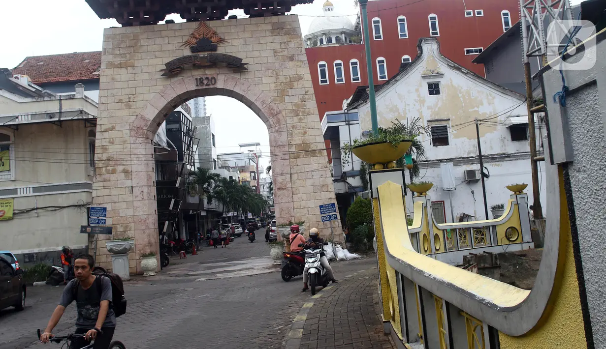Suasana gerbang kawasan Pasar Baru, Jakarta, Kamis (22/9/2022). Kompleks Jalan Pasar Baru merupakan kawasan perdagangan yang telah berkembang sejak awal abad ke-19. Di dalam Kompleks Jalan Pasar Baru, terdapat beberapa bangunan dan struktur yang telah ditetapkan sebagai cagar budaya sebelumnya. (Liputan6.com/Helmi Fithriansyah)