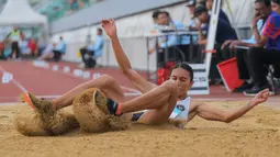 Maria Natalia Londa meraih tempat ketiga usai melakukan lompatan lompatan sejauh 6,27 meter. Tampak dalam foto, atlet Indonesia, Maria Natalia Londa, mendarat usai melakukan lompatan di final lompat jauh putri SEA Games 2025 di Suphachalasai National Stadium, Pathum Wan, Bangkok, Thailand, Selasa (16/12/2025). (Bola.com/Bagaskara Lazuardi)