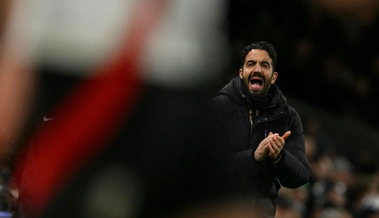 Pelatih Manchester United, Ruben Amorim memberikan instruksi ke pemainnya pada laga lanjutan Liga Inggris 2024/2025 melawan Fulham di Craven Cottage, London, Senin (27/01/2025) dini hari WIB. (AFP/Glyn Kirk)