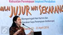 Menko PMK, Puan Maharani memberi sambutan pembuka pada seminar Kekuatan Perempuan Inspirasi Perubahan di Jakarta, Sabtu (23/4/2016). Diskusi ini bagian peringatan 2 tahun gerakan Saya Perempuan Anti Korupsi. (Liputan6.com/Helmi Fithriansyah)