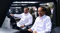 Presiden Joko Widodo atau Jokowi menjajal kendaraan operasional satuan yang dijuluki "Maung" di halaman Kantor Kementerian Pertahanan, Jakarta, Rabu (18/1/2023). (Dok. Biro Pers Sekretariat Presiden)