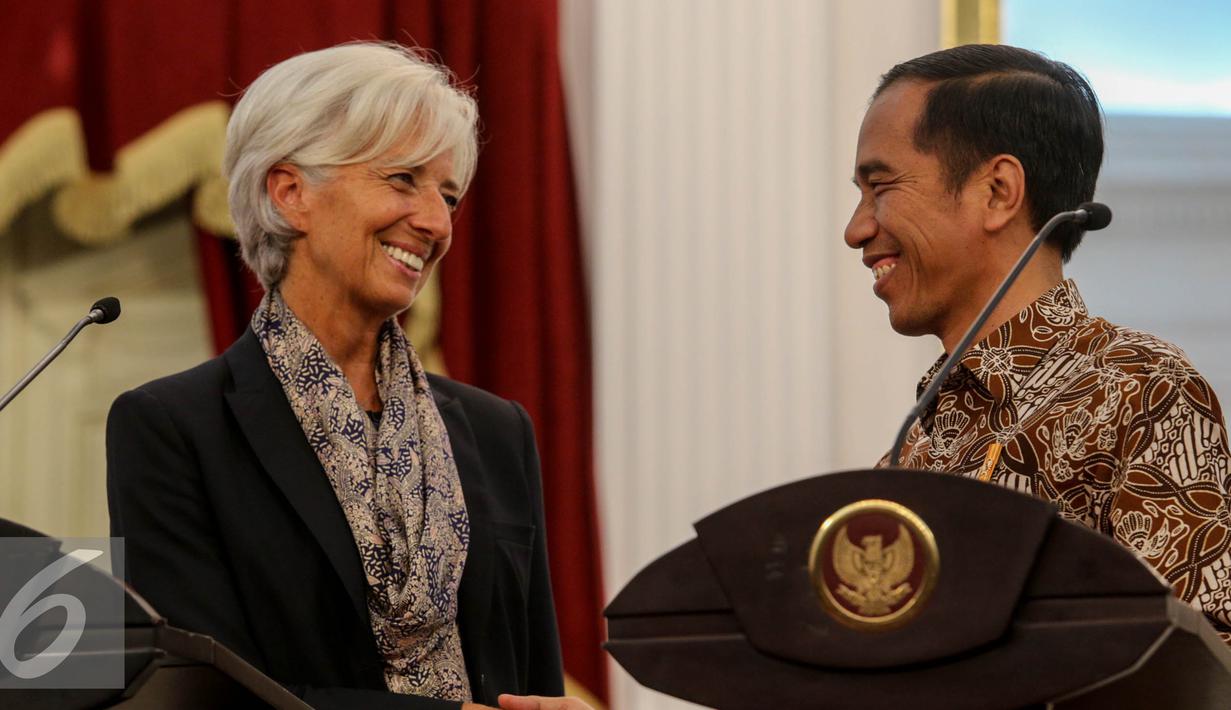 Presiden Joko Widodo memberikan keterangan pers dengan Direktur Pelaksana Dana Moneter Internasional (IMF) Christine Lagarde usai pertemuan tertutup di Istana Merdeka, Jakarta, Selasa (1/9/2015). (Liputan6.com/Faizal Fanani)