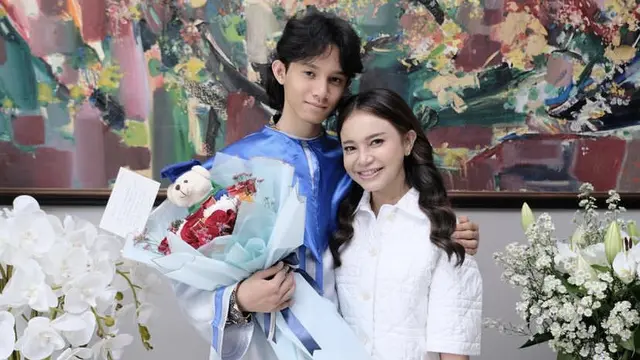 Tampilan Rossa saat antar wisuda anak, credit: @itsrossa910