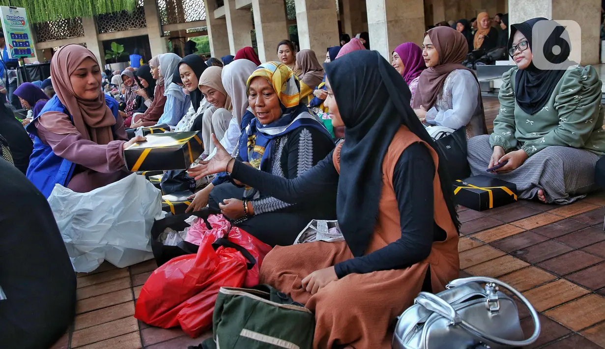 Hari pertama Ramadan, ribuan umat muslim berkumpul di Masjid Istiqlal Jakarta untuk berbuka puasa bersama. (Liputan6.com/Angga Yuniar)