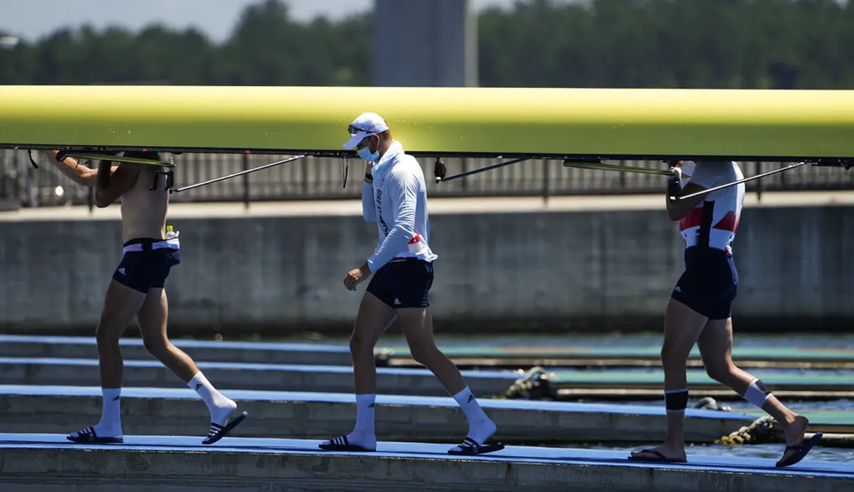 Tim dayung putra Inggris membawa perahu mereka setelah sesi latihan jelang Olimpiade Tokyo 2020 di Sea Forest Waterway, Tokyo, Jepang, Minggu (18/7/2021). Olimpiade Tokyo 2020 dijadwalkan bergulir mulai 23 Juli hingga 8 Agustus 2021. (AP Photo/Jae C. Hong)