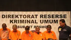 Petugas memperlihatkan tersangka pencurian dengan pemberatan di DirResmob Polda Metro Jaya, Jakarta, (25/10/2015). Polisi menyita beberapa barang bukti diantaranya satu unit sepeda motor, empat unit telepon genggam, dll. (Liputan6.com/HelmiFithriansyah)
