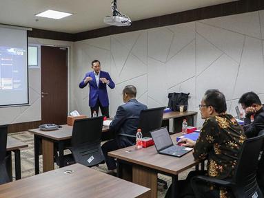 Dalam akun Instagram pribadinya, Agus Yudhoyono mengunggah momen saat dirinya menjalani sidang proposar disertasi. Memakai jas alamamater UNAIR, AHY pun tampak begitu percaya diri saat menyampaikan materi. (Liputan6.com/IG/@agusyudhoyono)