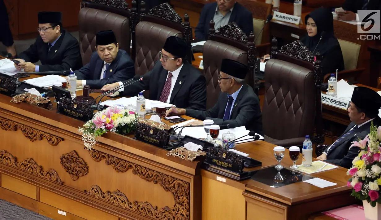 Pimpinan Sidang Fadli Zon (tengah) mengetuk palu tanda di sahkannya PP Pengganti Undang-Undang Nomor 2 Tahun 2017 tentang Perppu Ormas saat sidang paripurna ke-9 di gedung Parlemen, Senayan, Jakarta, Selasa (24/10). (Liputan6.com/Johan Tallo)