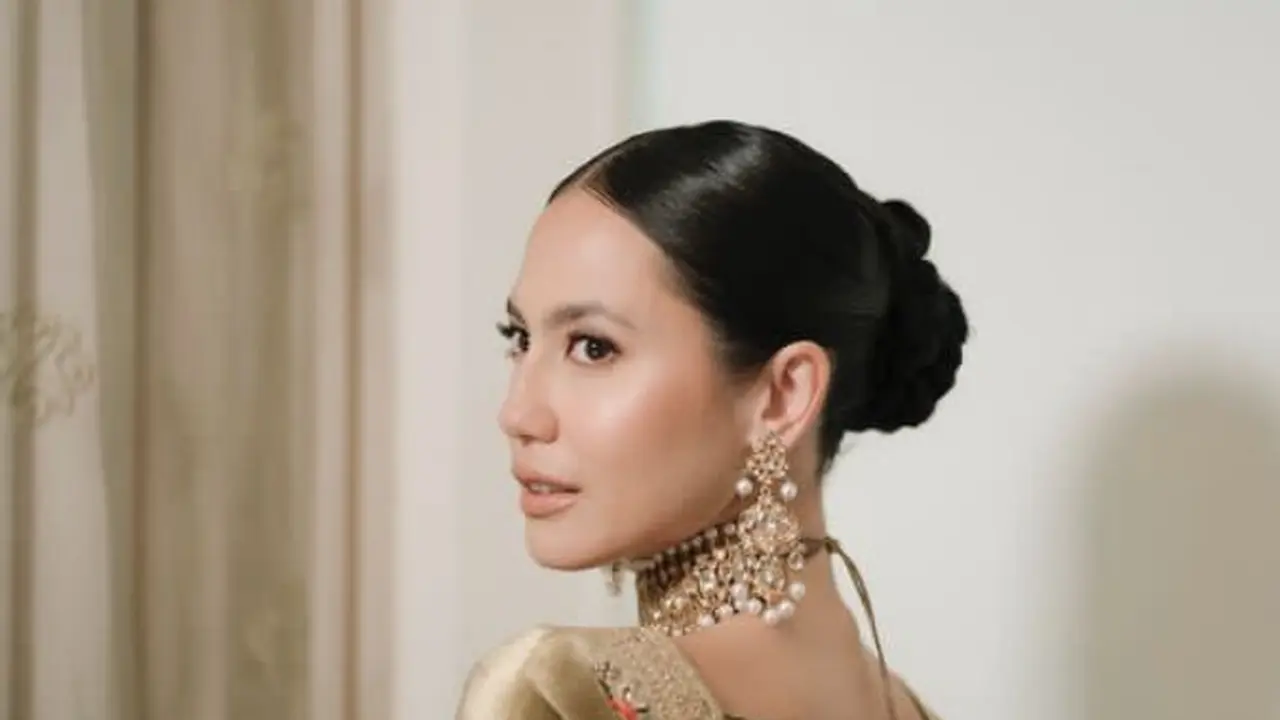 Pevita Pearce Dibalut Lahengan dan Sari di Malam Berinai