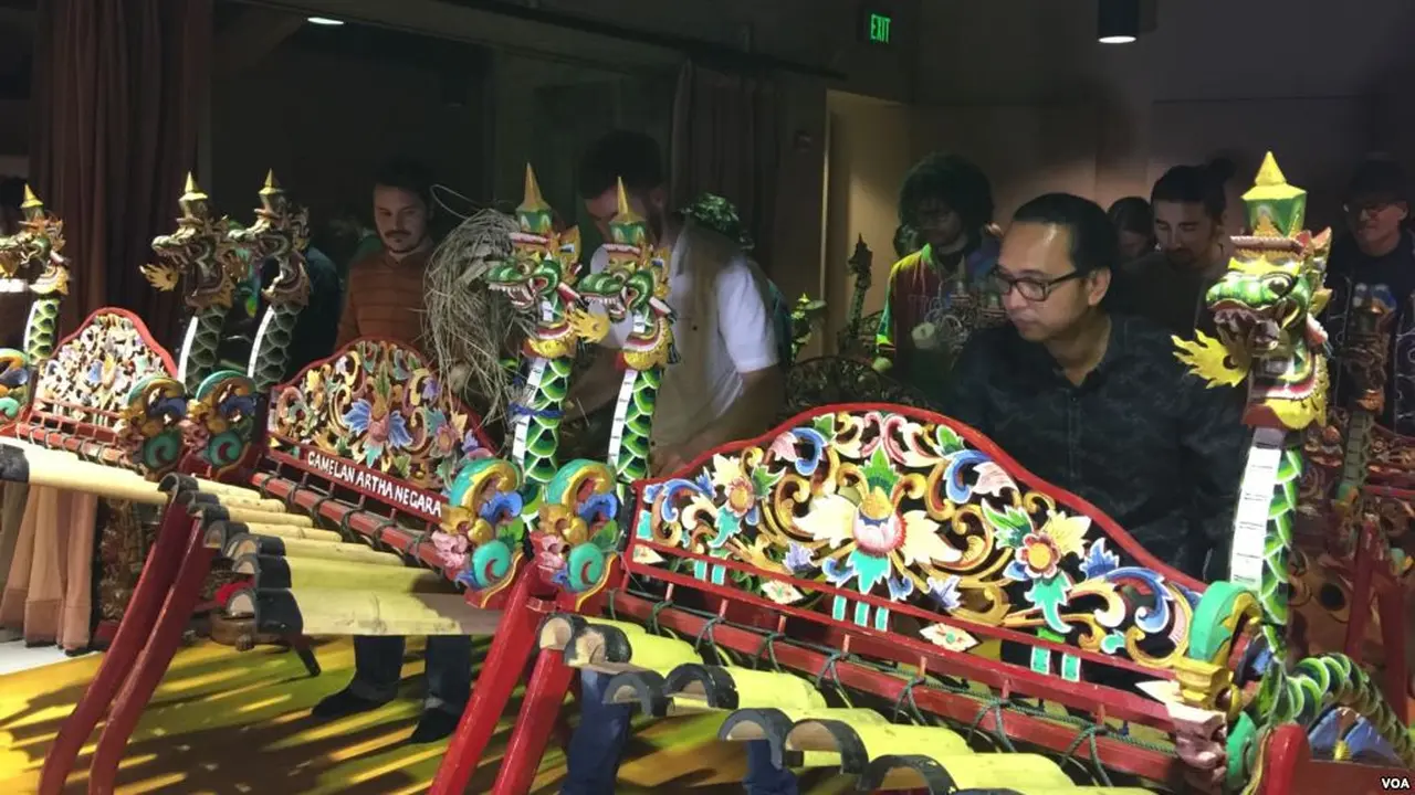 Anggota kelompok gamelan jegog Artha Negara di Santa Cruz, California.