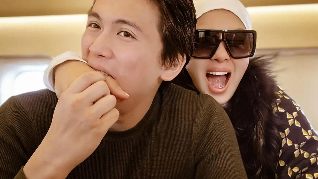 Syahrini dan Reino Barack