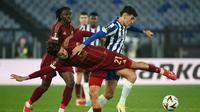 Pemain depan asal Argentina dari Roma, Paulo Dybala berebut bola dengan gelandang asal Argentina dari FC Porto, Tomas Perez, selama pertandingan sepak bola leg kedua babak sistem gugur Liga Europa UEFA antara AS Roma dan FC Porto di Stadion Olimpiade di Roma, pada 20 Februari 2025.Alberto PIZZOLI / AFP
