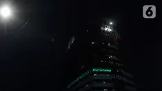 Aktivis Greenpeace menembakkan sinar laser bertuliskan Mosi Tidak Percaya ke gedung Merah Putih KPK, Jakarta, Senin (28/6/2021) malam. Aksi tersebut sebagai bentuk keprihatinan atas upaya pelemahan KPK sejak disahkannya Revisi UU KPK hingga Tes Wawasan Kebangsaan. (Liputan6.com/Helmi Fithriansyah)