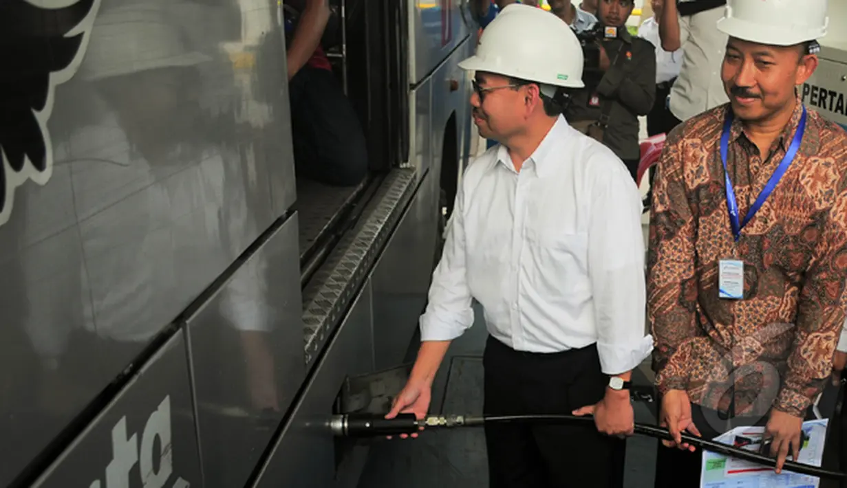Menteri ESDM Sudirman Said (kiri) mencoba menjadi petugas pengisi bahan bakar saat blusukan di Stasiun Pengisian Bahan Bakar Gas (SPBG) di Lebak Bulus, Jakarta, Selasa (3/3/2015). (Liputan6.com/Yoppy Renato)