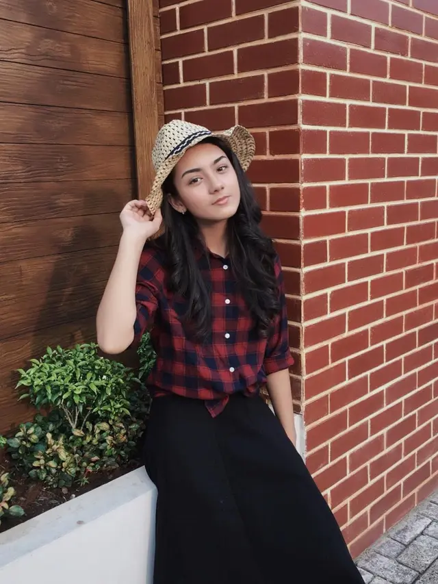 [Bintang] Sibuk Syuting Sinetron, Contek 5 Gaya Kasual Ersya Aurelia