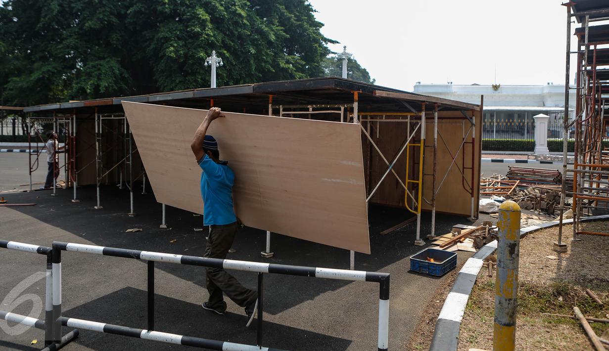 Pekerja membuat panggung untuk persiapan peringatan HUT Kemerdekaan RI ke-70 di halaman Istana Merdeka, Jakarta, Kamis (6/8). Persiapan terus dilakukan di kompleks Istana menjelang perayaan hari kemerdekaan 17 Agustus 2015. (Liputan6.com/Faizal Fanani)