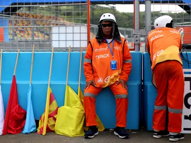 Sejumlah Marshall sedang menunggu balapan Jakarta E-Prix 2023 Round-11 yang berlangsung di Jakarta International E-Prix Circuit, Ancol, Jakarta, Minggu (04/06/2023). (Bola.com/Bagaskara Lazuardi)