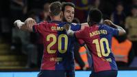 Pemain depan Barcelona asal Spanyol #20, Daniel Olmo (kiri), merayakan gol bersama rekan satu timnya setelah mencetak gol pertama bagi timnya dalam pertandingan Liga Spanyol antara FC Barcelona dan RCD Mallorca di Estadi Olimpic Lluis Companys di Barcelona, ​​Rabu dini hari WIB (23-4-2025). (LLUIS GENE/AFP)