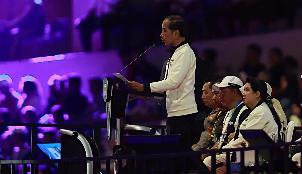 Presiden Joko Widodo memberikan sambutan dalam Upacara Pembukaan Pekan Paralimpiade Nasional XVII di Stadion Manahan, Solo, Minggu (6/10/2024). (PB PEPARNAS XVII/Dwi Prasetya)