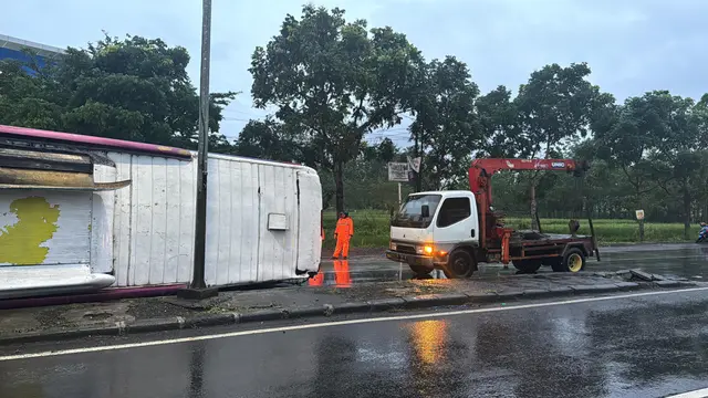 Bus sarat penumpang terguling di Jalan Jalur Lingkar Selatan Kecamatan Warudoyong Kota Sukabumi, 8 penumpang mengalami luka-luka (Liputan6.com/Istimewa)