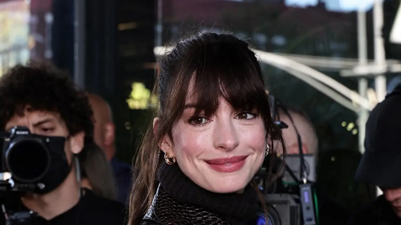 Bikin Dejavu, Anne Hathaway Pakai Outfit Ikonik Ala 'The Devil Wears Prada' di NYFW
