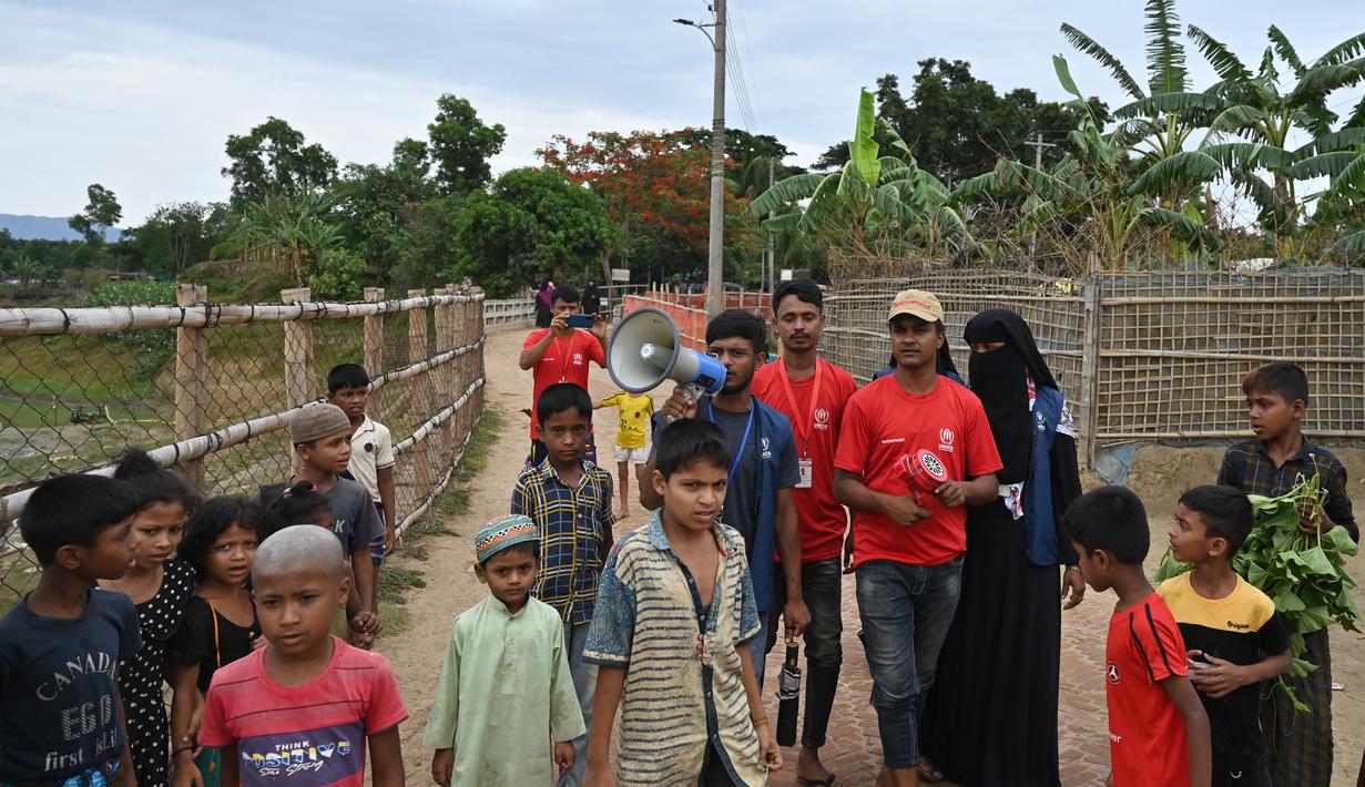 Badan pengungsi PBB di Bangladesh mengatakan di Twitter bahwa "persiapan darurat di kamp dan di Bhasan Char sedang berlangsung" dalam koordinasi dengan pemerintah dan badan bantuan lokal. (AFP/Munir uz zaman)