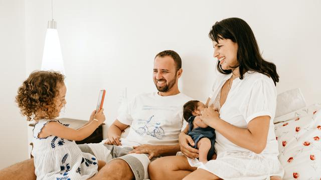 Contoh ilustrasi berlibur bersama orang tersayang di rumah