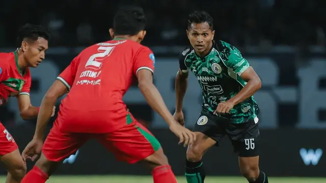 Persebaya Surabaya melawan PSS Sleman.