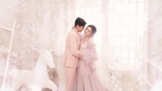 6 Potret Prewedding Caesar Hito dan Felicya, Bertema ‘Awesome Love in a Fairy World’