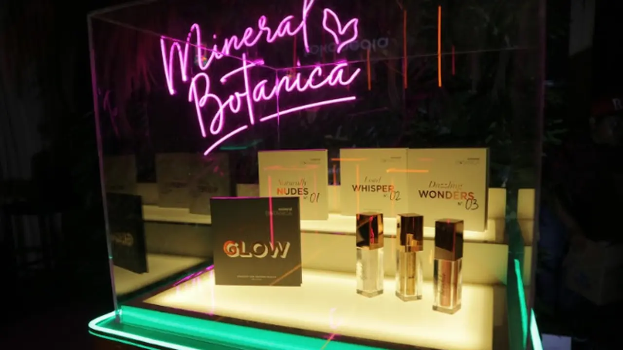 Cantik Percaya Diri dengan Tampilan Glowing dari Makeup Lokal