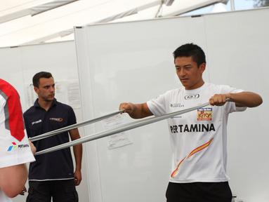 Rio Haryanto melakukan pemanasan sebelum balapan feature race di paddock Campos Racing. (Bola.com/Reza Khomaini)