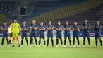 Arema FC tengah mempertahankan posisinya di puncak klasemen Liga 1 2021/2022. Namun, ada pemandangan yang aneh saat laga imbang kontra PSIS Semarang. Terhitung ada 6 pemain andalan mereka yang mendadak hilang dari starting eleven mereka. (Bola.com/Bagaskara Lazuardi)
