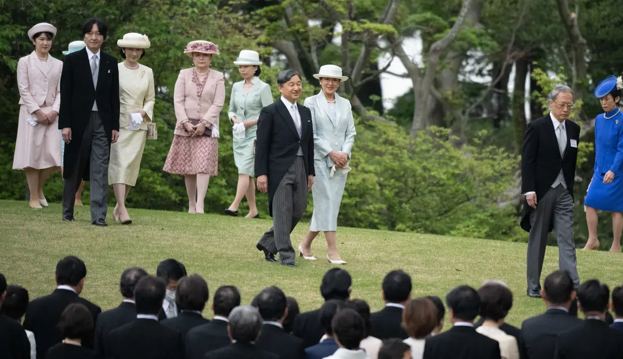 Kaisar Jepang Naruhito dan Permaisuri Masako berjalan bersama dengan anggota keluarga kerajaan, menghadiri pesta taman musim semi di taman kekaisaran Istana Akasaka di Tokyo pada tanggal 23 April 2024. (Yuichi YAMAZAKI/POOL/AFP)
