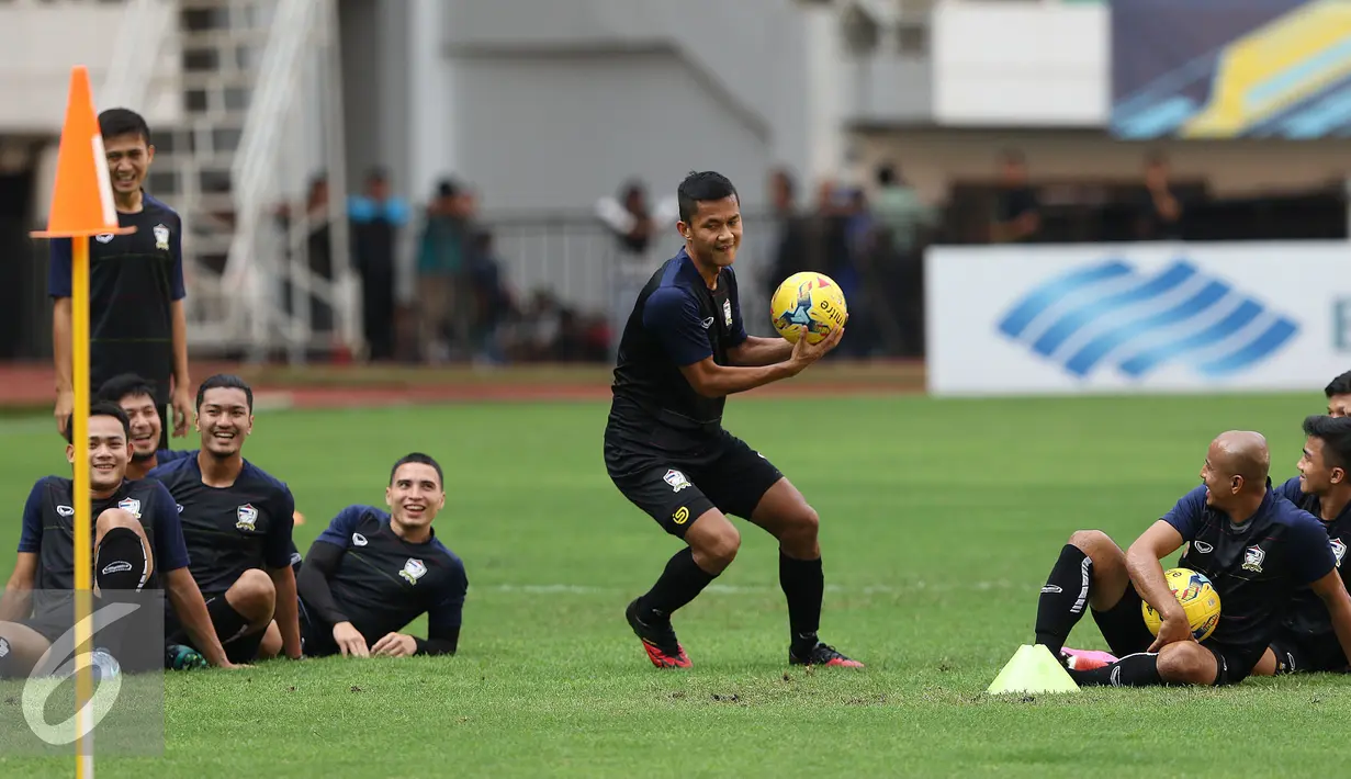 Pemain Timnas Thailand melakukan permainan saat latihan resmi di Stadion Pakansari, Bogor, Selasa (13/12). Thailand akan melakoni laga tandang final Piala AFF 2016 melawan Indonesia, Rabu (14/12). (Liputan6.com/Helmi Fithriansyah)