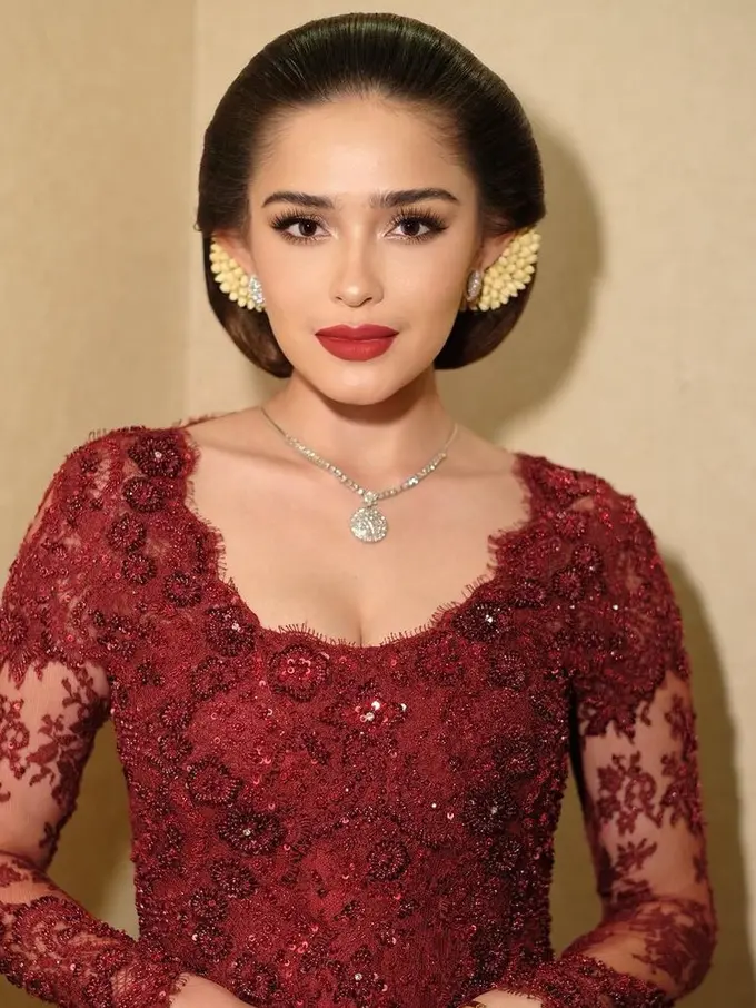 Yasmine Wildblood Dibalut Kebaya Merah