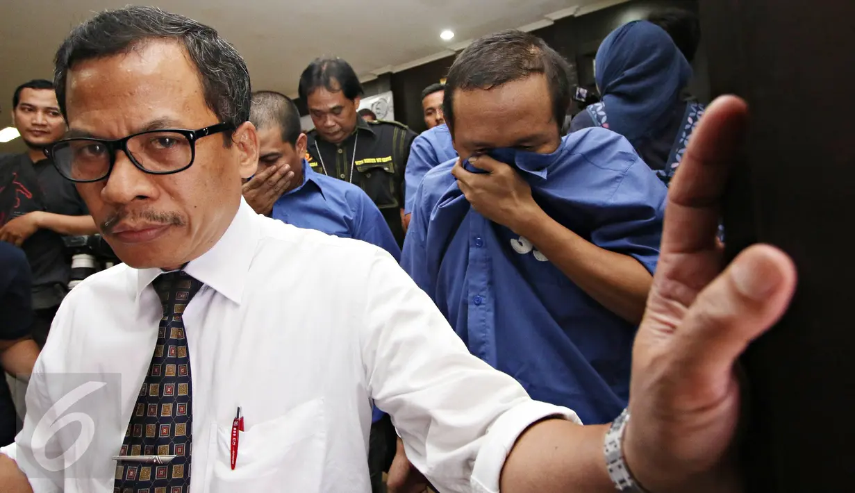 Para tersangka jaringan Narkotika sindikat Aceh-Jakarta-Bali saat press release di BNN, Jakarta, Senin (28/12/2015). Bareskrim amankan 3 kg sabu, 14.000 butir ekstasi, dan 1,5 ton ganja dengan nilai total Rp.17 M(Liputan6.com/Immanuel Antonius) 