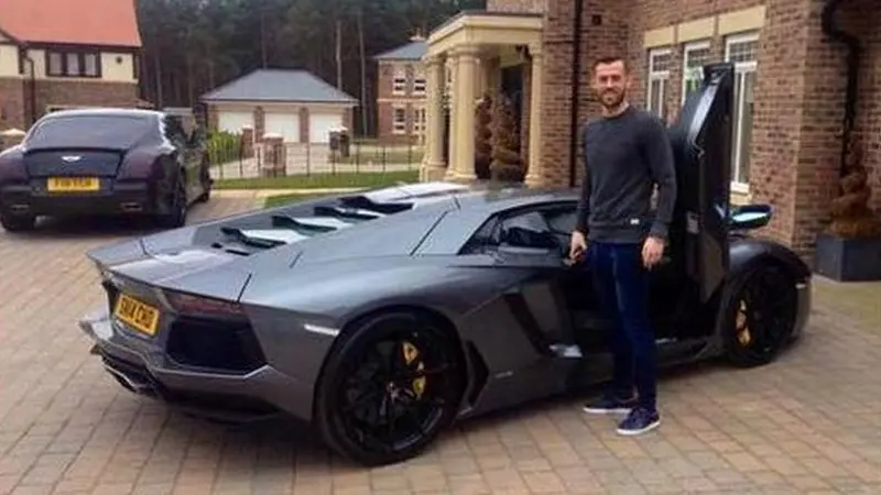 Beli Lamborghini Aventador, Pesepak Bola Tim Gurem Tuai Kritik