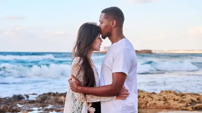 pasangan cinta romantis