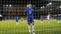 Bek Chelsea, Thiago Silva, tampak lesu usai gawangnya kebobolan oleh pemain Wolverhampton Wanderers pada laga Liga Inggris di Stadion Molineux, Rabu (16/12/2020). Chelsea tumbang dengan skor 2-1. (Tim Keeton/Pool via AFP)